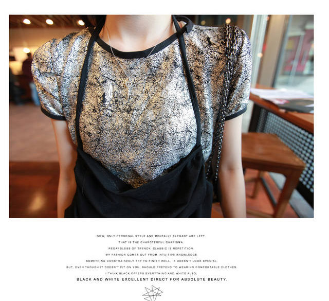 SALE//SALE (ส่งฟรี) เสื้อยืดคอกลม ลายกราฟฟิกทั้งตัว สีเทา เก๋ๆ กุ้นขอบคอและแขนสีดำ สไตล์เกาหลี