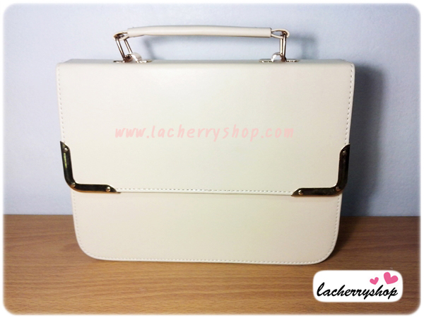 (หมดจ้า) กระเป๋าแฟชั่น ทรงเหลี่ยม สีขาว หนัง PU ดีไซน์สวยเรียบหรู มีสายสะพาย ((โปรโมชั่นส่งฟรี))