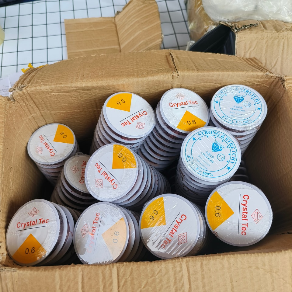 เอ็นยืดร้อยหิน เส้นกลม 0.8 มิล สีน้ำตาล ม้วนเล็ก 10 หลา แพคละ 300฿ (10 ม้วน)