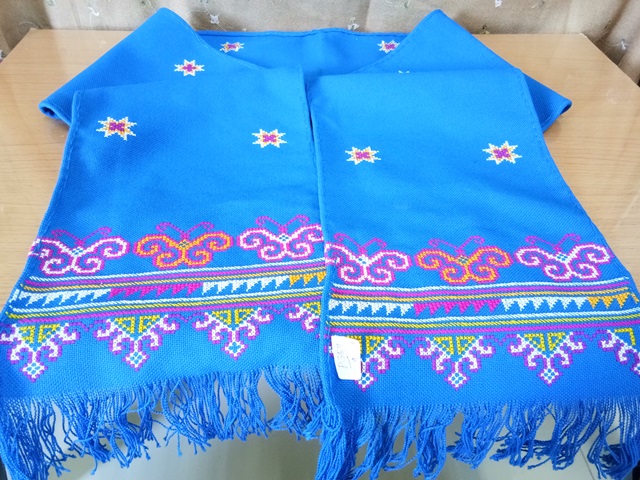 ผ้าพันคอผ้าปักมือ สีฟ้า สดใส