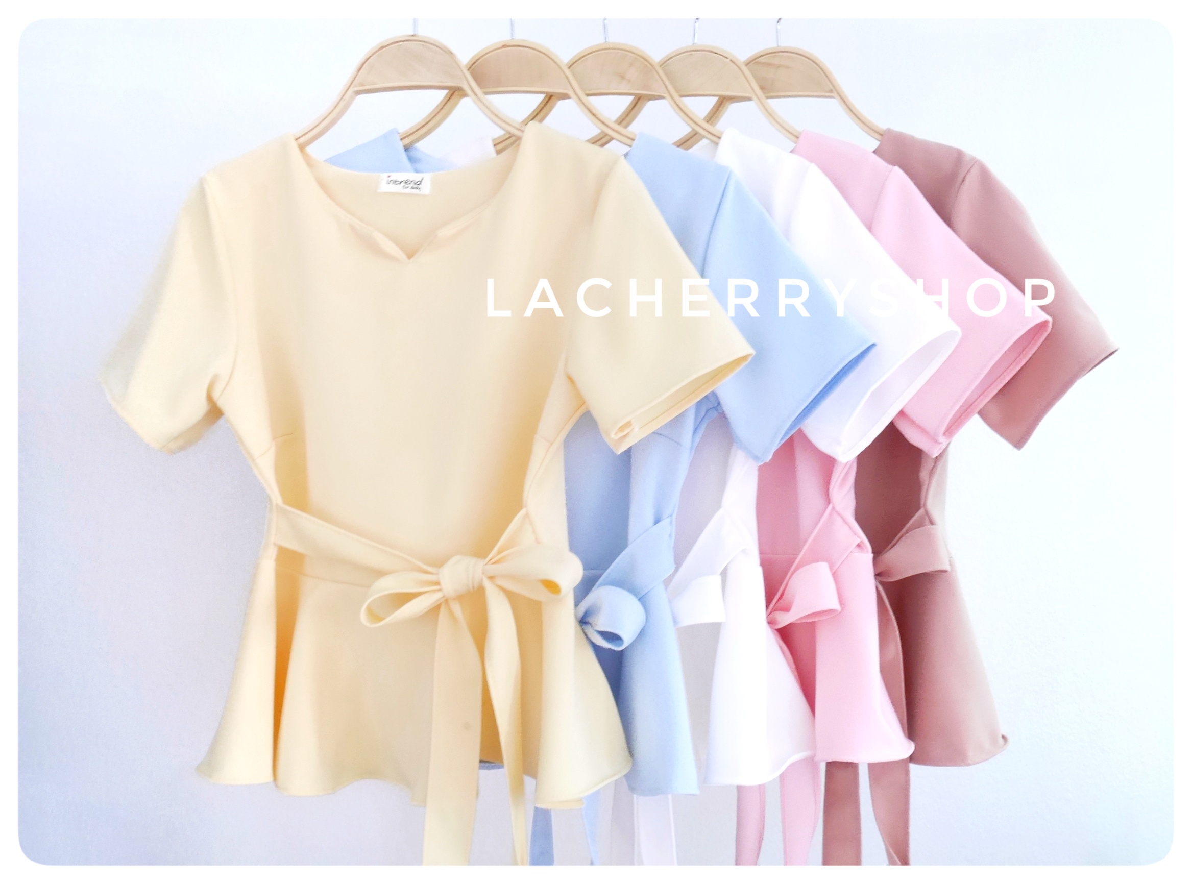 เสื้อผ้าแฟชั่นสวยๆ เสื้อทำงาน ผ้าฮานาโกะ เแต่งระบายเอว มีสายมัดโบว์ แบบสวย ใส่ได้หลายสไตล์