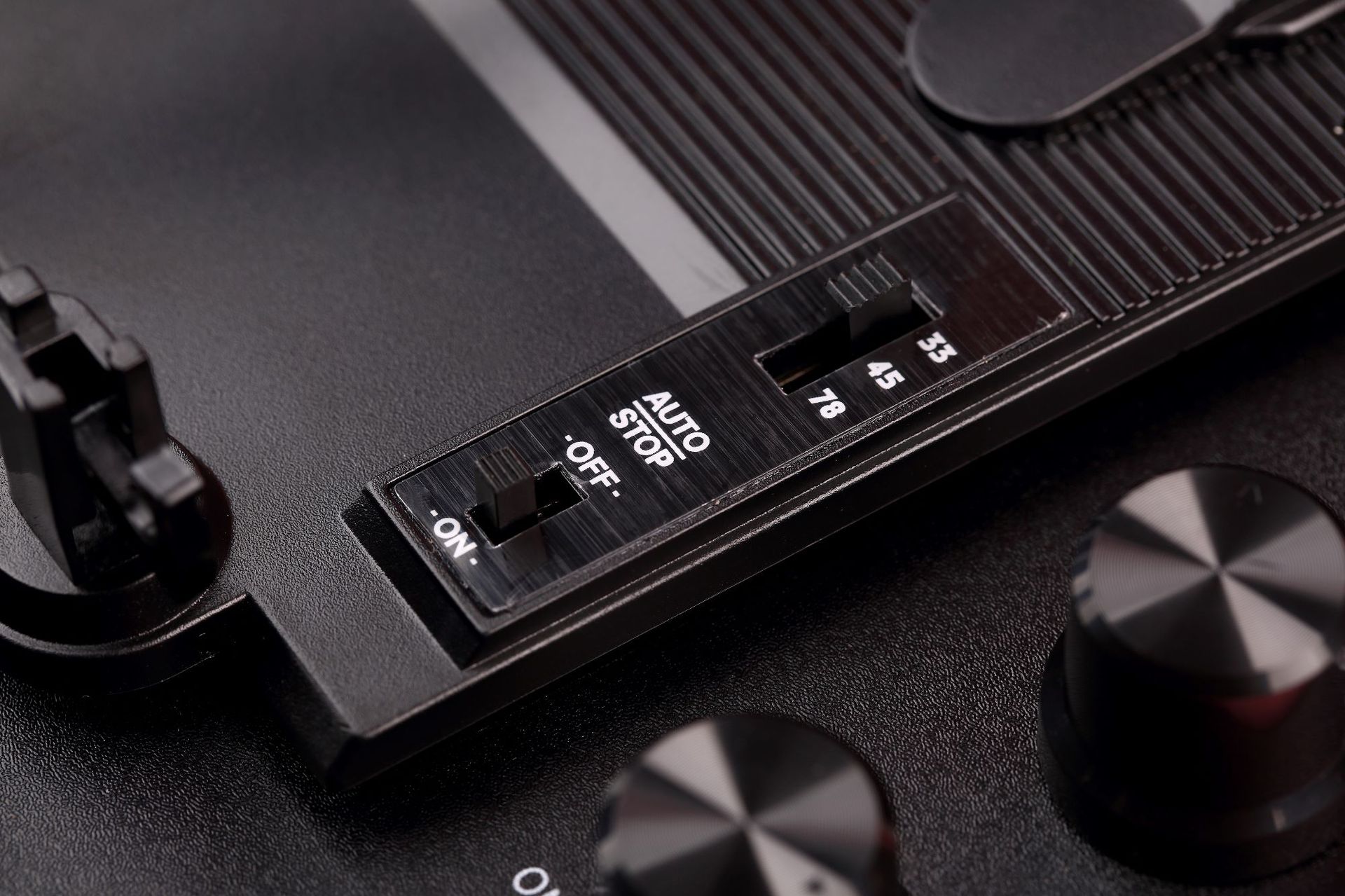 เครื่องเล่น Turntable แบบกระเป๋าหิ้วยี่ห้อ Years stay ( White , Black , Pink , Brown )