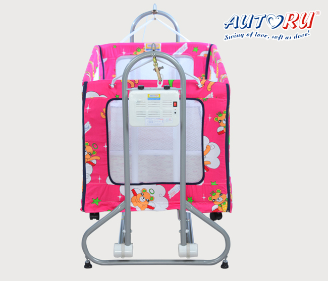 เปลไกวไฟฟ้าอัตโนมัติ Autoru รุ่น Gold 2 in 1 สีชมพู เพราะ เปลไกวไฟฟ้าอัตโนมัติ Autoru เข้าใจเป็นอย่างดีว่าเด็กๆ มีการเจริญเติบโตทางด้านร่างกายอย่างรวดเร็ว เปลไกวไฟฟ้าอัตโนมัติ Autoru รุ่น Gold 2 in 1 จึงถูกออกแบบมาเป็นพิเศษเพื่อรองรับการเจริญเติบโตของลูกน้อยที่คุณรัก ด้วยคุณสมบัติของพื้นที่ภายในเปลไกวไฟฟ้าอัตโนมัติ Autoru ที่มีขนาดใหญ่รองรับทุกอิริยาบทของลูกน้อย โครงสร้างที่แข็งแรงทนทานพร้อมระบบล็อคที่ได้มาตรฐานจึงช่วยเพิ่มความมั่นคงของตัวเปลไกวไฟฟ้าอัตโนมัติได้ดียิ่งขึ้น รูระบายอากาศโดยรอบตัวเปลไกวไฟฟ้าอัตโนมัติช่วยให้อากาศถ่ายเทสะดวก นอกจากนี้ เปลไกวไฟฟ้าอัตโนมัติ Autoru รุ่น Gold 2 in 1 ยังมีมุ้งแบบกระโจมที่ช่วยป้องกันยุงและแมลงต่างๆ ที่อาจมารบกวนลูกน้อยในเวลาพักผ่อนได้ ที่สำคัญคือคุณแม่สามารถปรับเปลี่ยนตัวเปลไกวไฟฟ้าอัตโนมัติ Autoru รุ่น Gold 2 in 1 ให้เป็นเพลย์เพน และคอกกั้นเพื่อความปลอดภัยของลูกน้อยในวัยหัดคลานและหัดเดินได้อีกด้วย เปลไกวไฟฟ้า