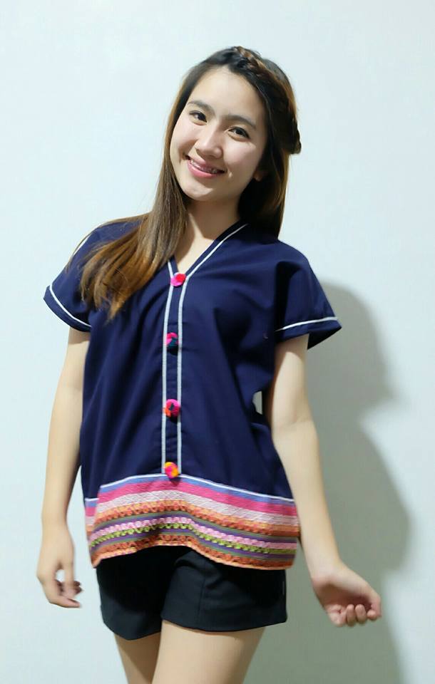 เสื้อนากา เสื้อผ้าพื้นเมือง เสื้อผ้าฝ้ายล้านนา คอวี แต่งลายเส้น ผ้าพื้นเมืองสวยๆ สีสันสดใส