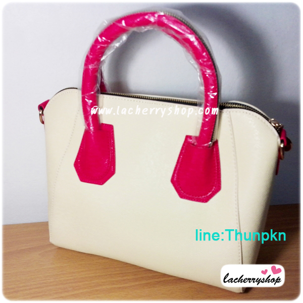 พร้อมส่งจ้า*** กระเป๋าแฟชั่น ทรงสวยเรียบหรู สีขาว สายสีชมพู เก๋ๆ สามารถถือและสะพายได้ทั้งสองแบบ