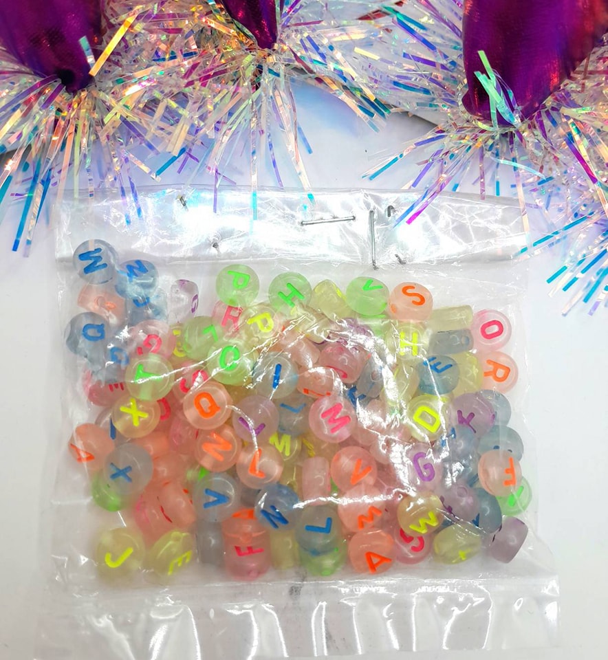 ลูกปัดแฟนซี ทรงกลมใส ตัวอักษร คละสี แพค 20฿
