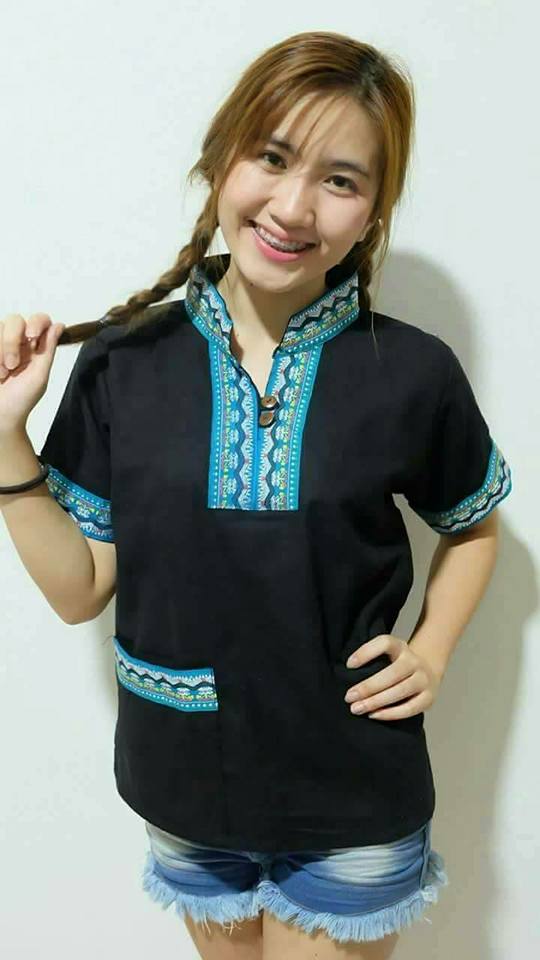 เสื้อนากา เสื้อผ้าพื้นเมือง เสื้อผ้าฝ้ายล้านนา รุ่นคอจีน ปกฟ้า แต่งลายผ้าพื้นเมืองแบบสวยเรียบหรู มีกระเป๋าหน้า