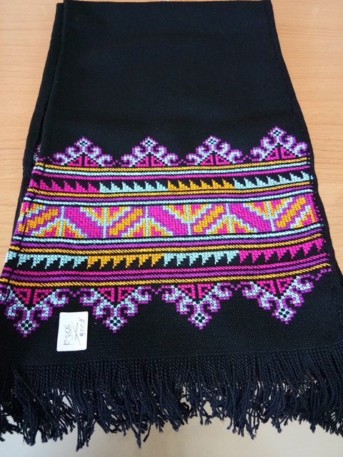 ผ้าพันคอผ้าปักมือ สีดำ สดใส