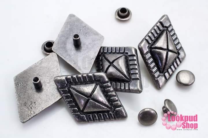 หมุดติดเสื้อ รูปสามเหลี่ยม สีรมดำ 17x25มิล (5ชุด)