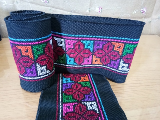 ผ้าปักมือผืนยาวลายอาข่า สีแดงสดใส