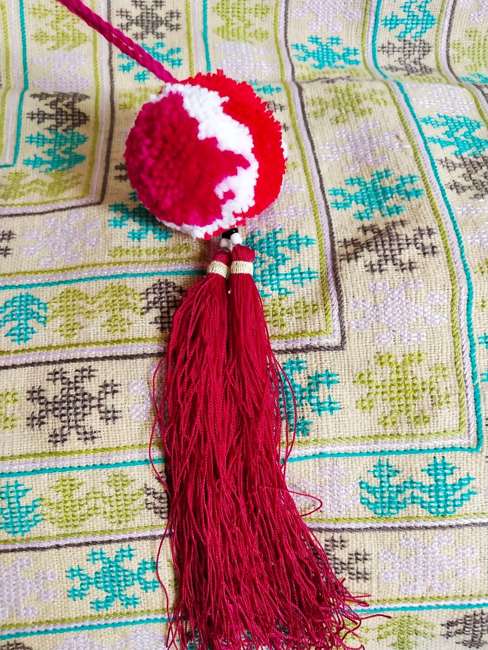 พวงกุญแจ พู่สีแดง