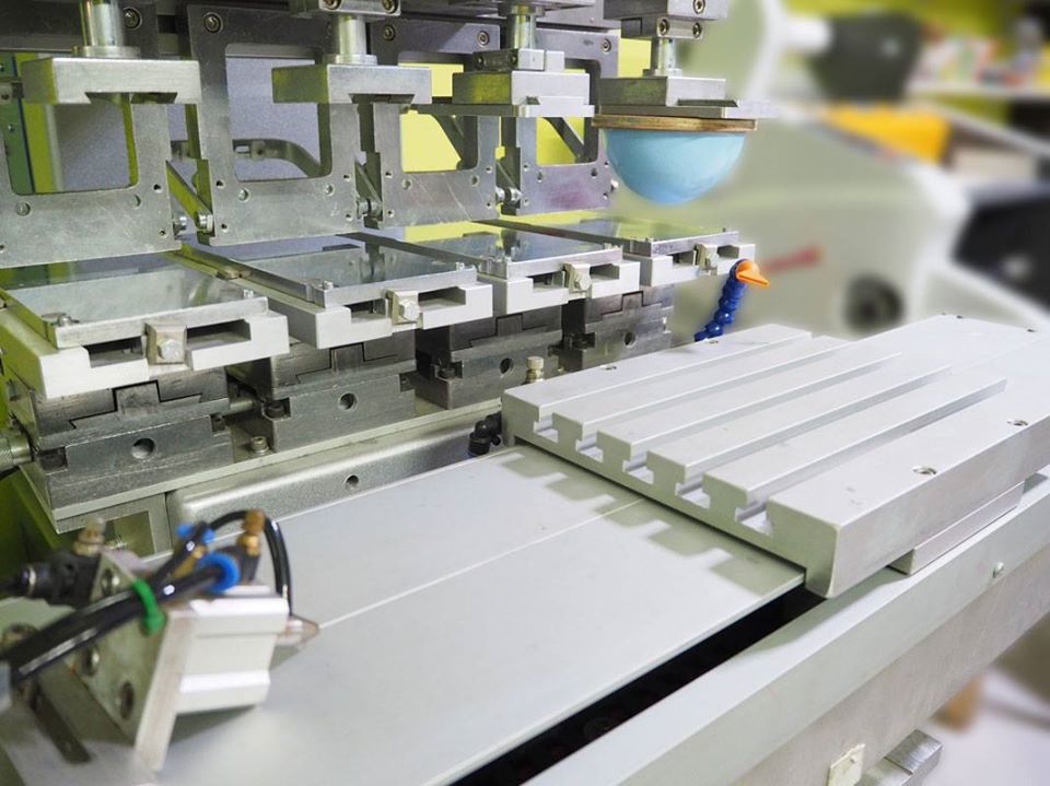 เครื่องสกรีนโลโก้ลงบนสินค้ามือสอง PAD PRINTING 4 สี แบบถ้วยปิด