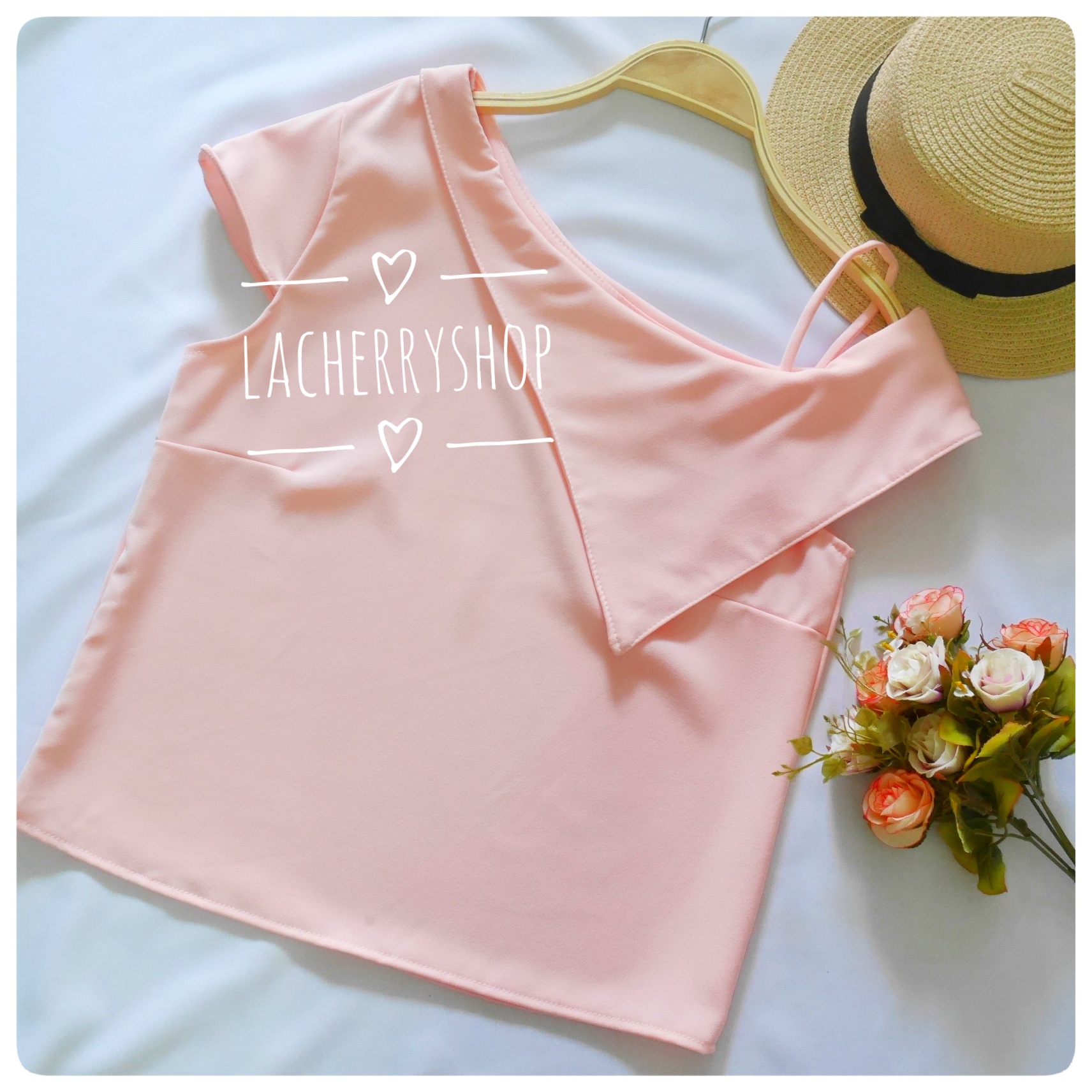 เสื้อแฟชั่นผ้าฮานาโกะ (สีดำ) ปาดไหล่ข้างเดียว ตัดแต่งผ้าช่วงอกเก๋ๆ เพิ่มสายเดี่ยวเพื่อความมั่นใจให้ลุคสวยเปรี้ยว