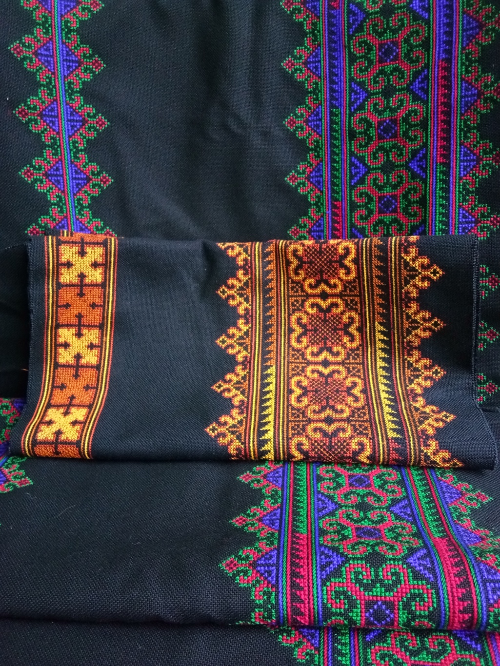 P340. ผ้า ปัก มือ โทน สีเหลืองน้ำตาล ลายประยุกต์