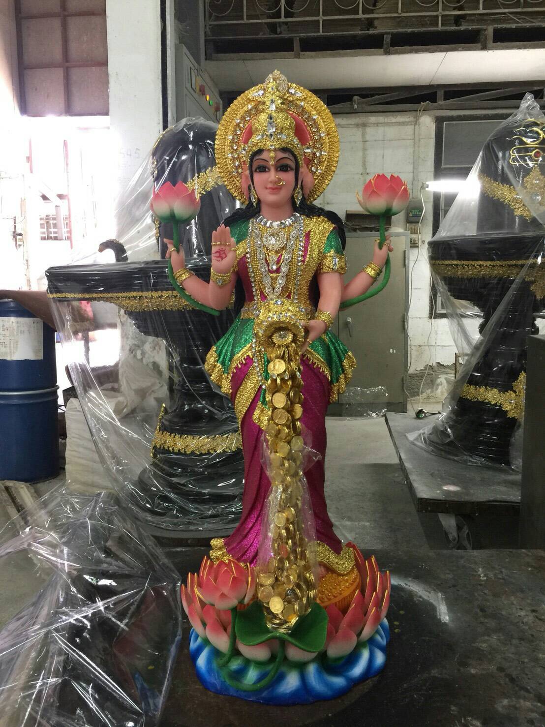 พระแม่ลักษมียืน 4 กร 44"