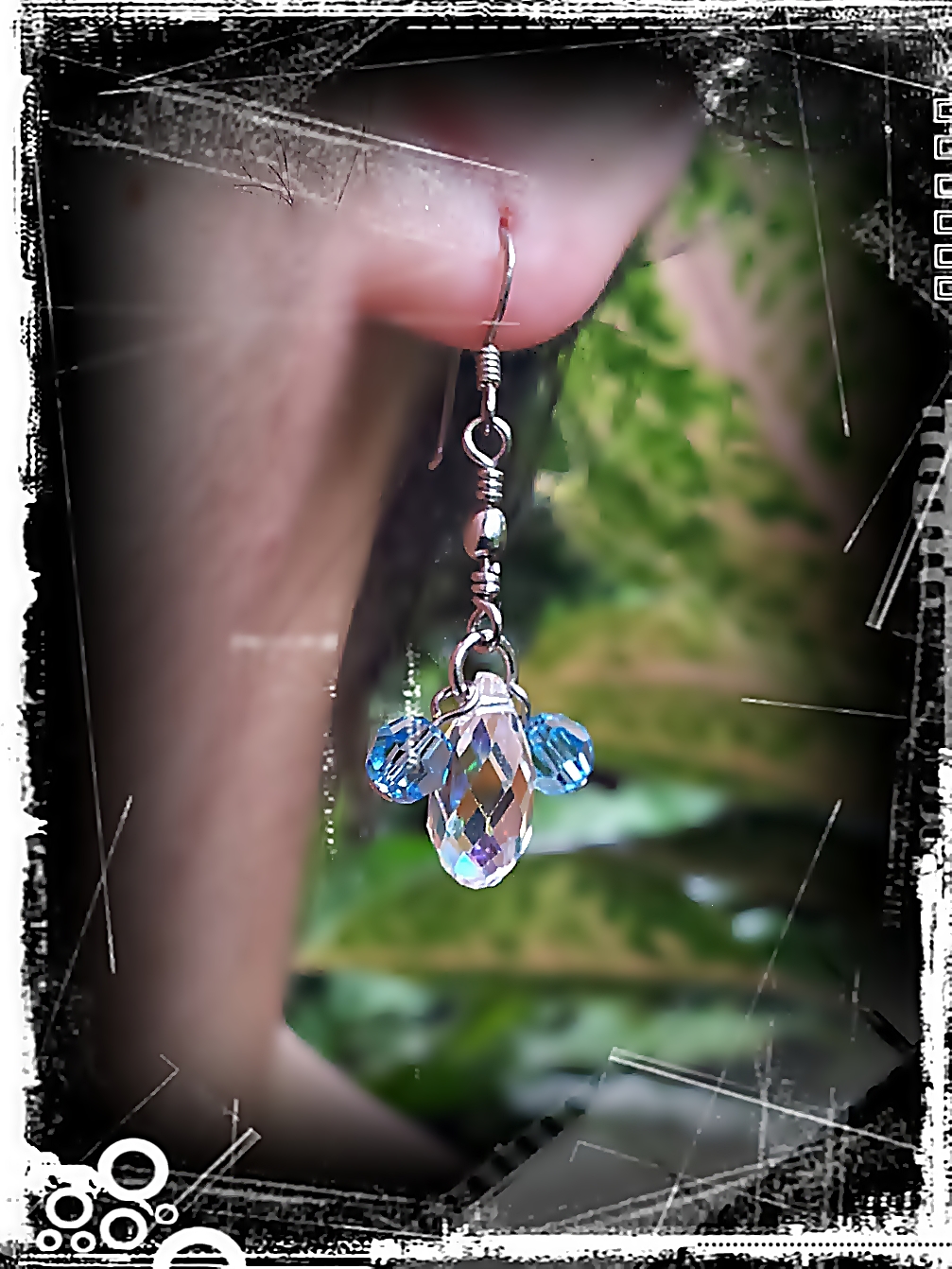 ต่างหูคริสตัลทรงหยดน้ำ สีขาวรุ้ง กับ คริสตัลทรงกลม สีฟ้า