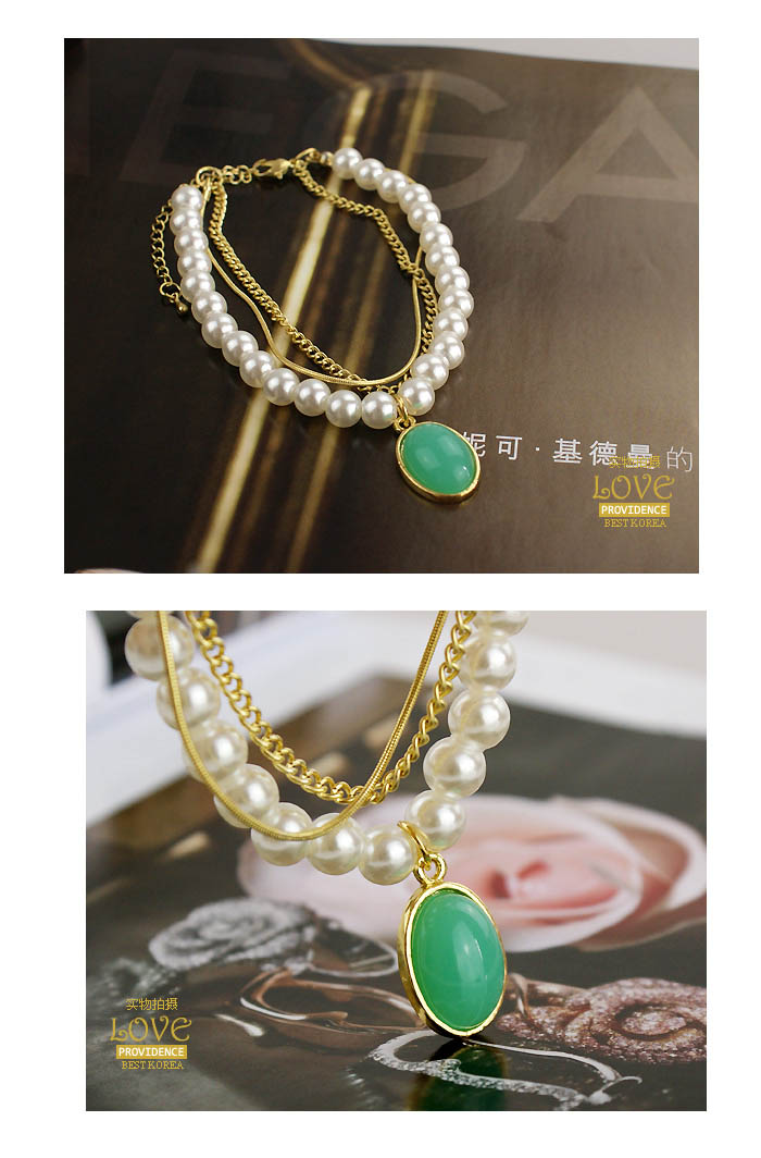 สร้อยข้อมือเกาหลี มุกสีขาวร้อยสายโซ่สีทองประดับด้วยจี้มรกต ใส่แล้วขับผิวมากค่ะ