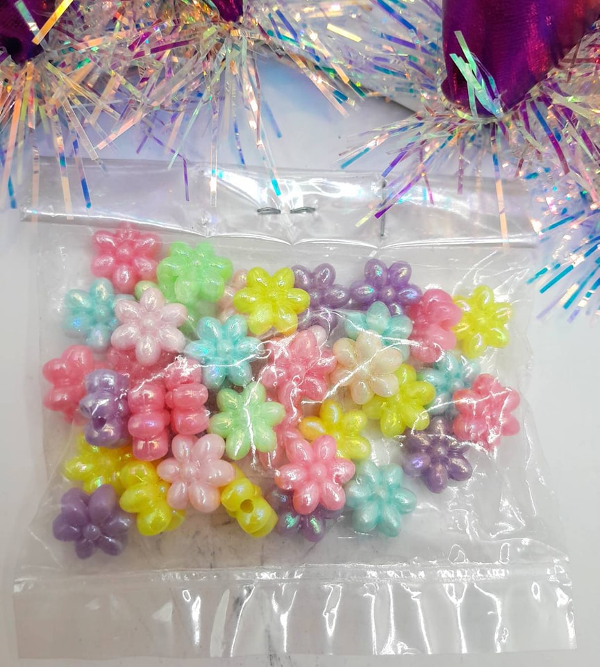 ลูกปัดแฟนซี ดอกไม้สีมุก คละสี แพค 20฿
