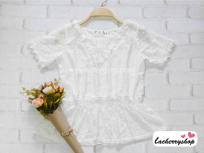 เสื้อผ้าลูกไม้ สีขาว แต่งลายลูกไม้ที่คอ แขนหยัก เอวสม็อก มีซับใน สวยหวานน่ารักมากค่ะ สินค้าคุณภาพ ราคาไม่แพง