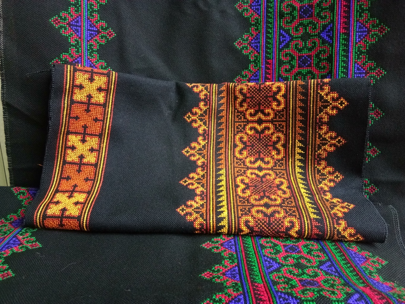 P340. ผ้า ปัก มือ โทน สีเหลืองน้ำตาล ลายประยุกต์