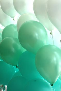 ลูกโป่งกลมเนื้อมุก สีเขียวอ่อน ไซส์ 10 นิ้ว แพ็คละ 10 ใบ (Pearl Light Green Balloon Size 10")
