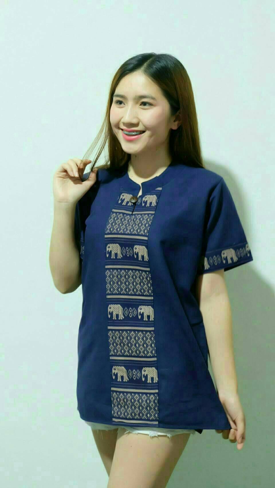 เสื้อผ้าฝ้ายล้านนา แต่งลายผ้าพื้นเมือง ตามแบบฉบับล้านนา คอจีน แบบสวย งานดีมากค่ะ ใส่ได้ทุกโอกาส ใส่ทำงานได้นะคะ