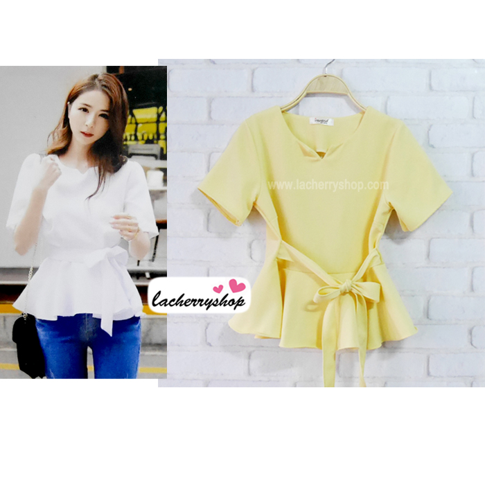 เสื้อผ้าแฟชั่นสวยๆ เสื้อทำงานสีเหลืองอ่อน ผ้าฮานาโกะ แต่งระบายเอว มีสายมัดโบว์ สวยหวานสไตล์เกาหลี ใส่ได้หลายสไตล์ เว้าคอ มีซิปหลัง ใส่ได้ทุกโอกาส