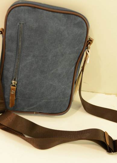 กระเป๋าวินเทจ สะพายข้าง แนวตั้งสี่เหลี่ยม มีตำหนิ แต่งซิบ2ชั้น ผ้าใบ สีกากี ฟ้า