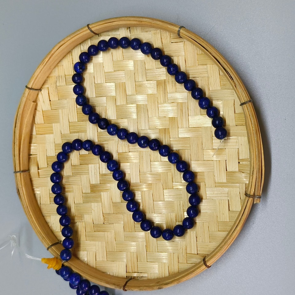 หินลาพิส ลาซูลี (Lapis lazuli) หินแห่งภูมิปัญญาและความจริง 6 มิล (63เม็ด/เส้น) 180฿