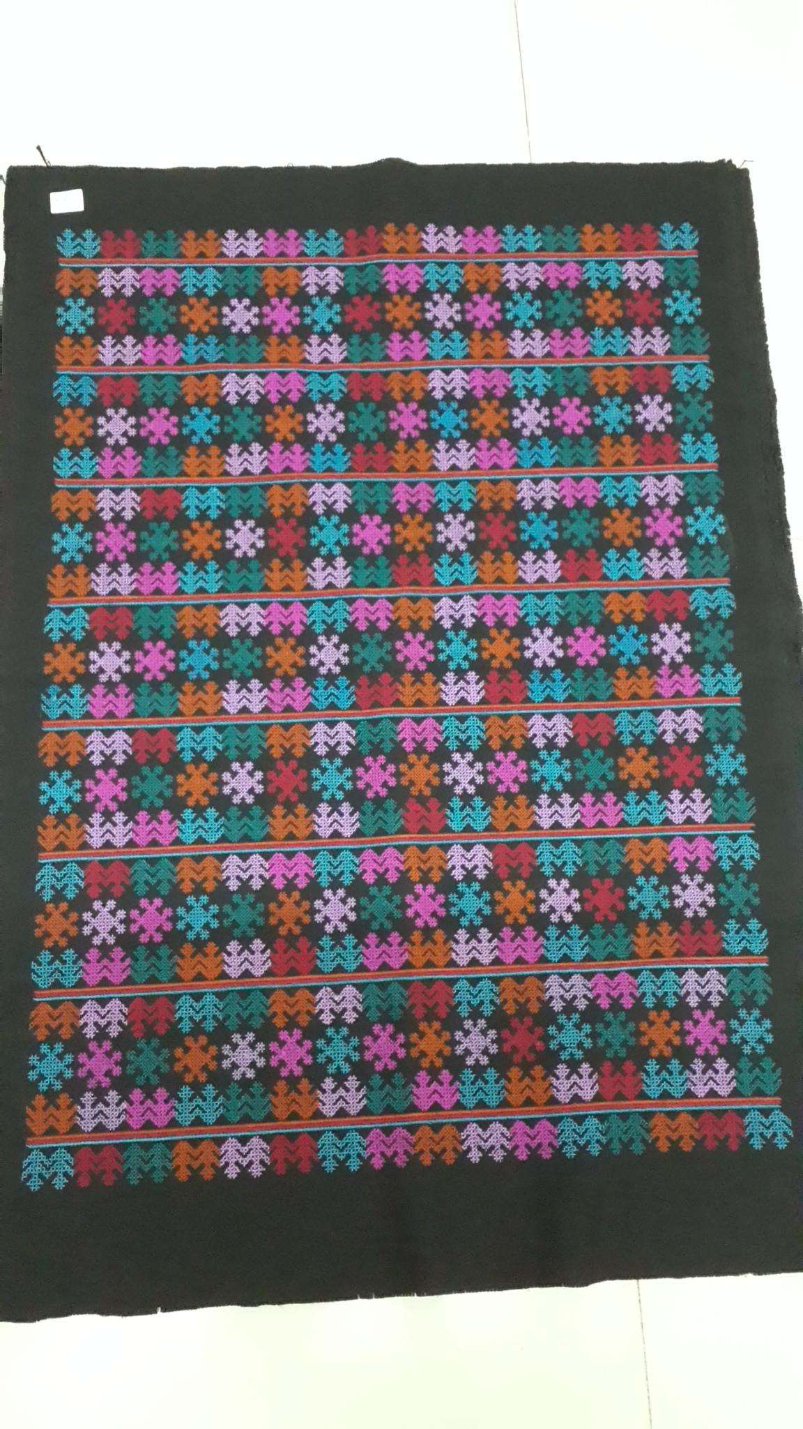 ผ้าปักมือ ลายโบราณ ผืนสี่เหลี่ยมผืนผ้า โทนสีม่วง