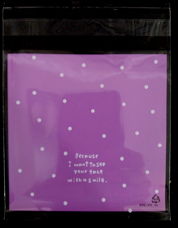 ถุงบรรจุขนมแบบมีเทปกาวลายจุดสีม่วง ขนาด 12x12 cm. 100 ใบ