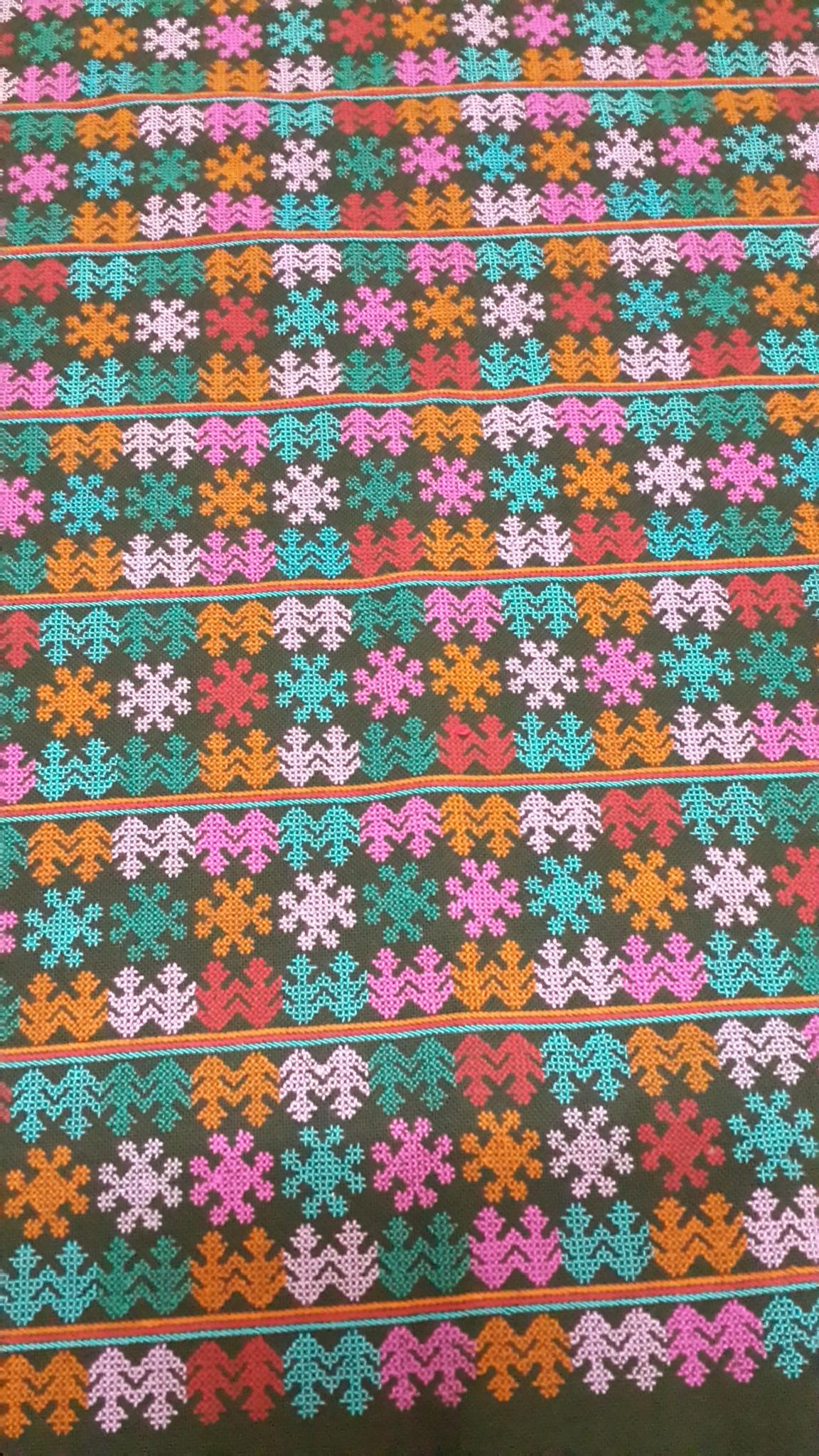 ผ้าปักมือ ลายโบราณ ผืนสี่เหลี่ยมผืนผ้า โทนสีม่วง