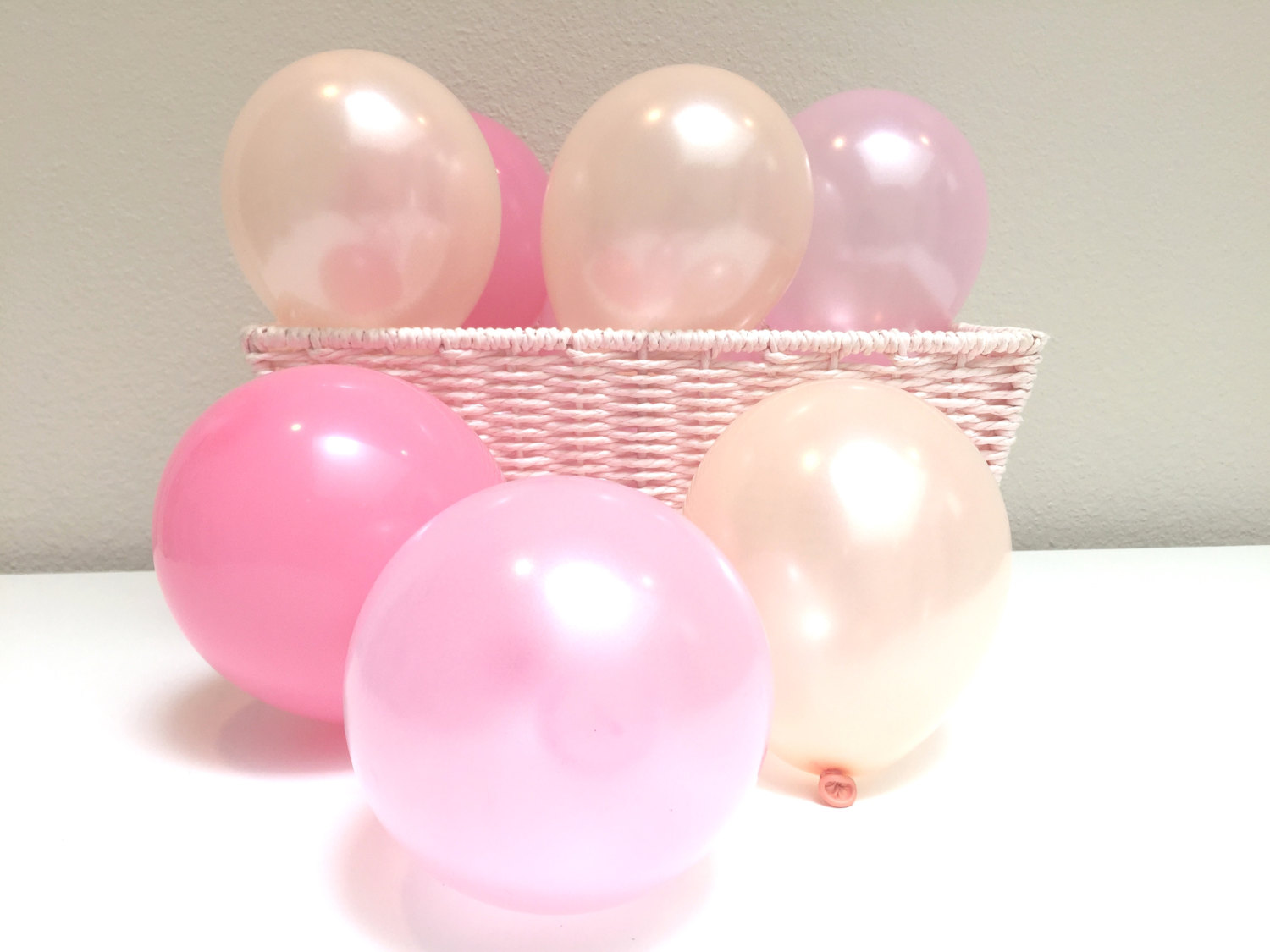 ลูกโป่งกลม เนื้อมุก สีชมพูอ่อน ไซส์ 6 นิ้ว แพ็คละ 10 ใบ (Pearl Light Pink Round Balloon Size 6')