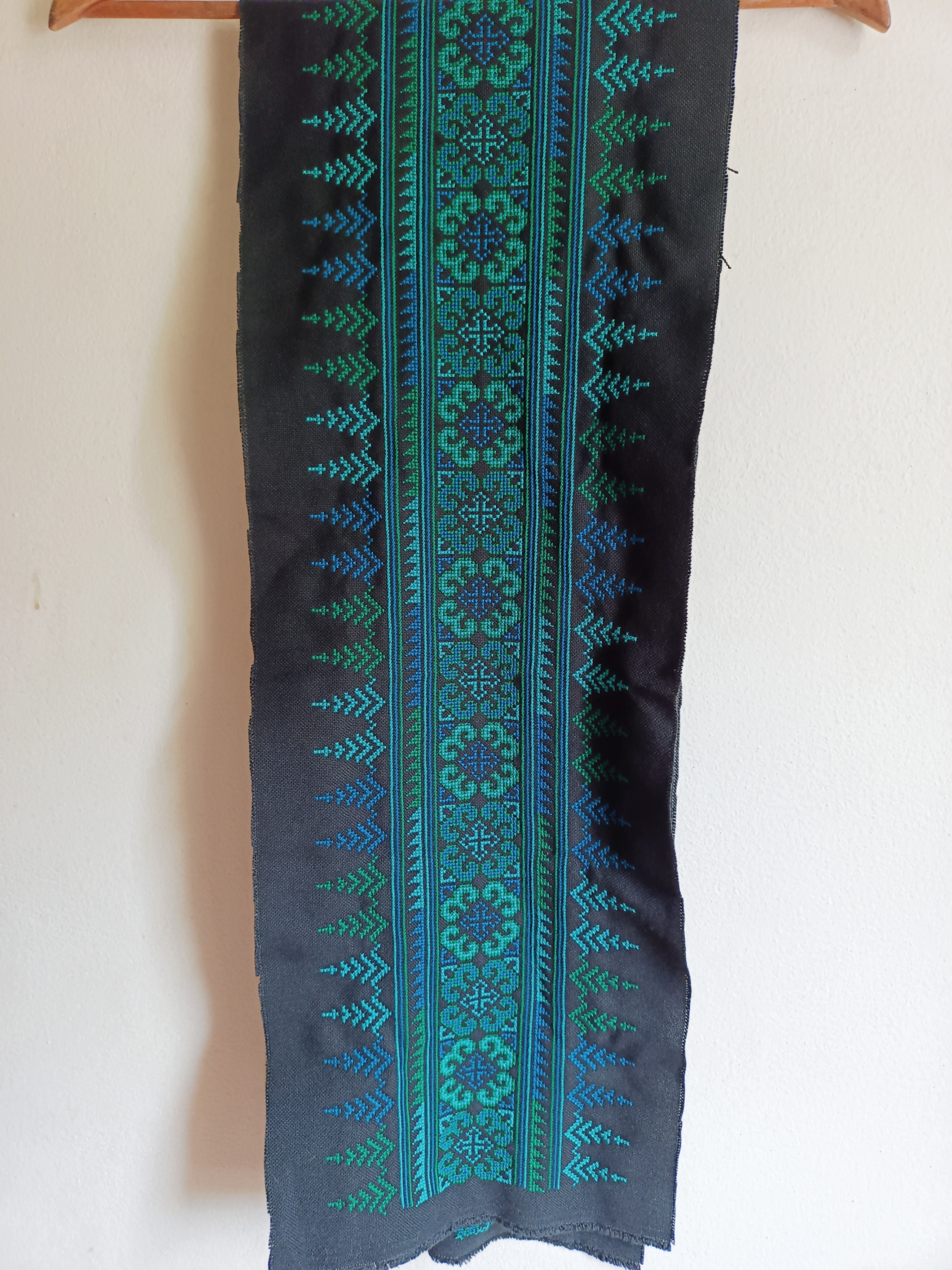 P431 ผ้าปักมือผืนยาว ลายดอกโทนสีเขียวสดใส