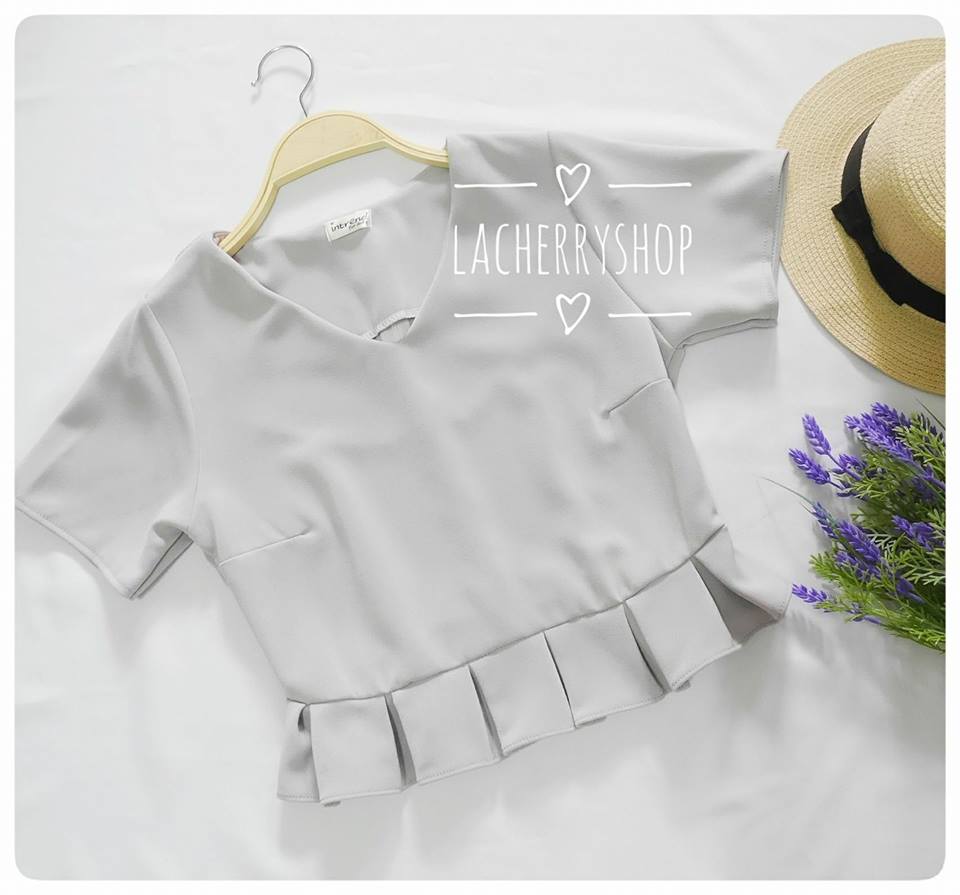เสื้อครอป สีเทา คอวี เอวพลีท เข้ารูป แบบสวยน่ารักๆ เสื้อสีพื้น ใส่ง่าย ใส่สบาย เนื้อผ้าฮานาโกะคุณภาพดี