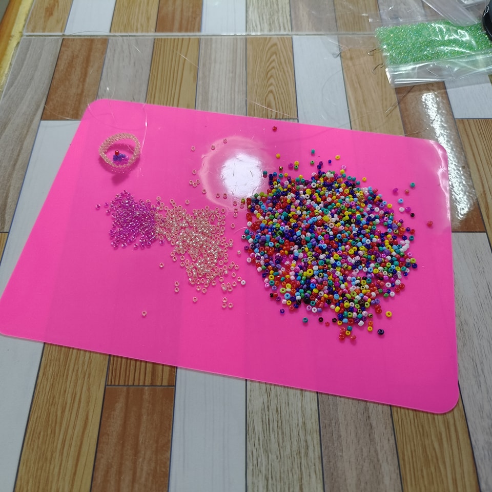 แผ่นร้อยลูกปัดซิลิโคน 75฿ (ยึดลูกปัดได้หนึบมาก เหมาะกับงานปักลูกปัด) ขนาด 21x14.7 ซม.