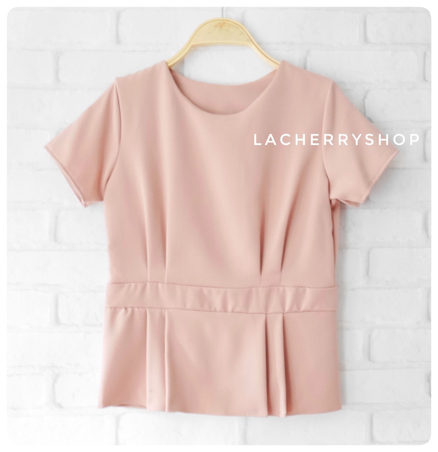 เสื้อแฟชั่นผ้าฮานาโกะ เสื้อทำงาน สีนู้ด จีบเอว ทรงเข้ารูป แบบสวยเรียบหรู