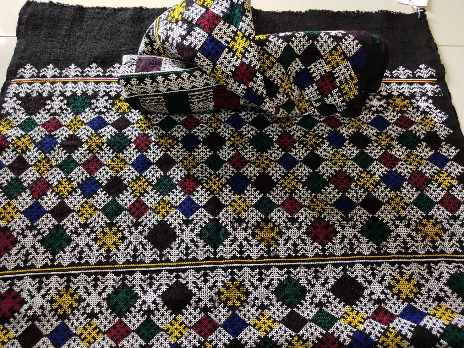 P397 ผ้าปักลายกางเกง ลายปักโบราณ โทนสีขาว เป็นงานปักเก่า