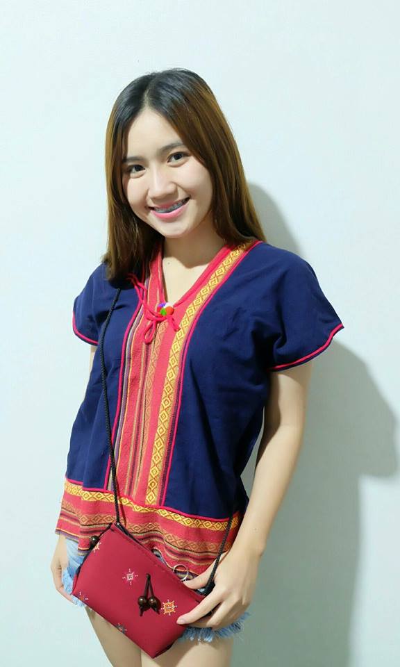 เสื้อนากา เสื้อผ้าพื้นเมือง เสื้อผ้าฝ้ายล้านนา คอวี โทนสีแดง แต่งปอม ลายผ้าพื้นเมืองสวยๆ