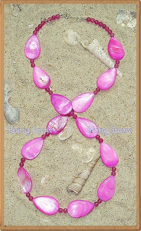 สร้อยคอหินสี - เปลือกหอยทรงหยดน้ำสีชมพูสดเม็ดใหญ่ สลับด้วยลูกปัดแก้วเม็ดเล็ก