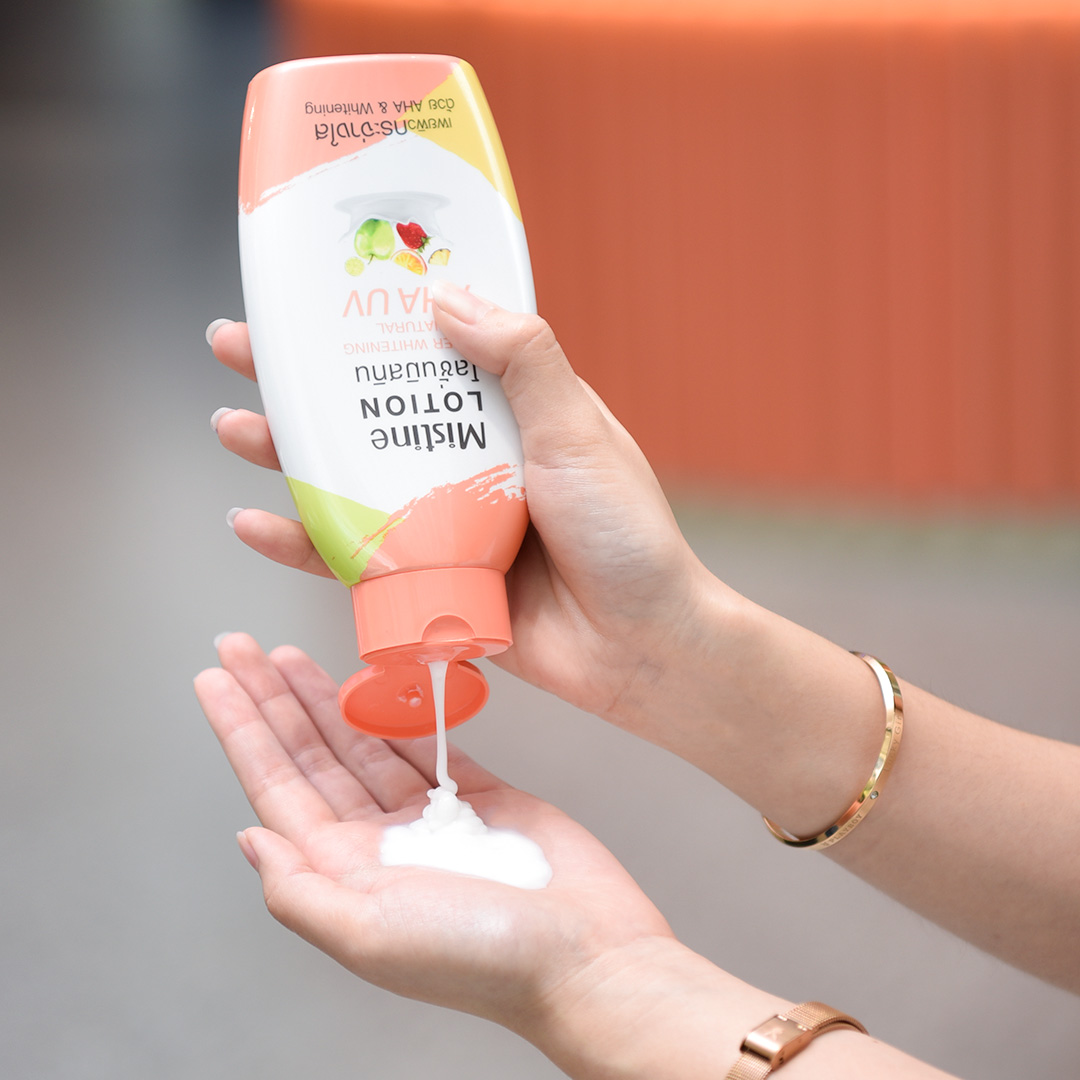 โลชั่น AHA โลชั่นมิสทิน ซุปเปอร์ไวท์เทนนิ่ง AHA Mistine Super Whitening Natural AHA UV Lotion 250 ml