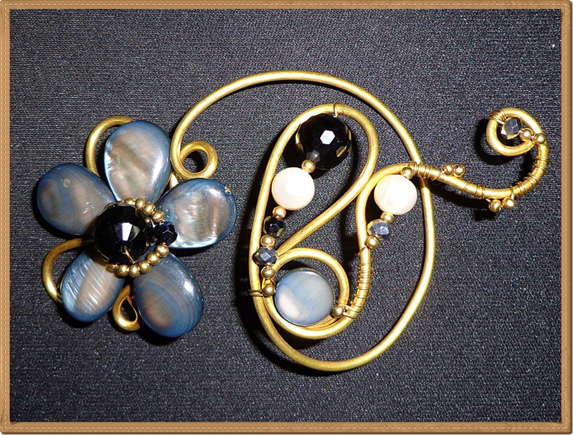 กำไลดอกไม้ - สีเทาดำ **แถมต่างหูทองเหลือง 1 คู่**