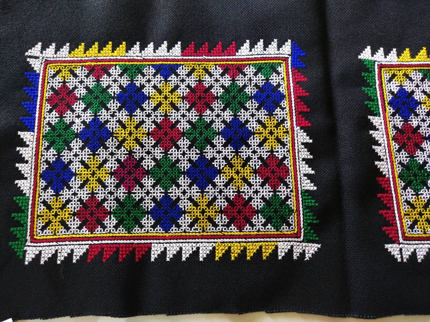 P403 ผ้าปักลายกระเป๋า1คู่ ปักลายโบราณ