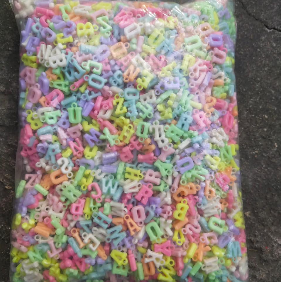 ลูกปัดแฟนซี ตัวอักษร คละสี 1 กิโล 200 บาท