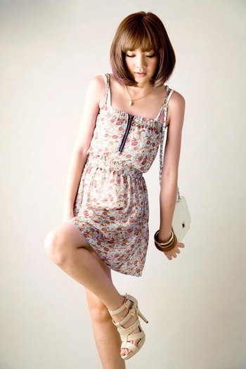 SALE//SALE (ส่งฟรี) ชุดเดรสซีฟอง สายเดี่ยว ลายดอกไม้สีฟ้า สม๊อกเอว แต่งซิปด้านหน้า แบบสวยดีไซน์เก๋มากค่ะ