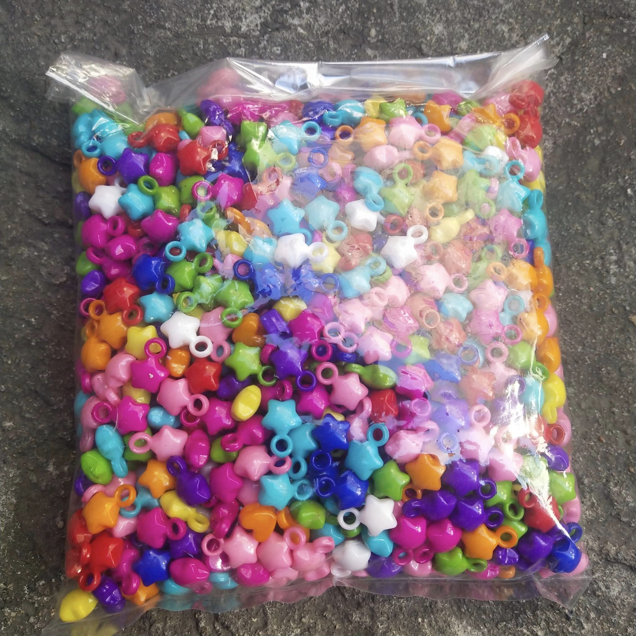 ลูกปัดแฟนซี รูปดาว คละสี 1 กิโล 200 บาท
