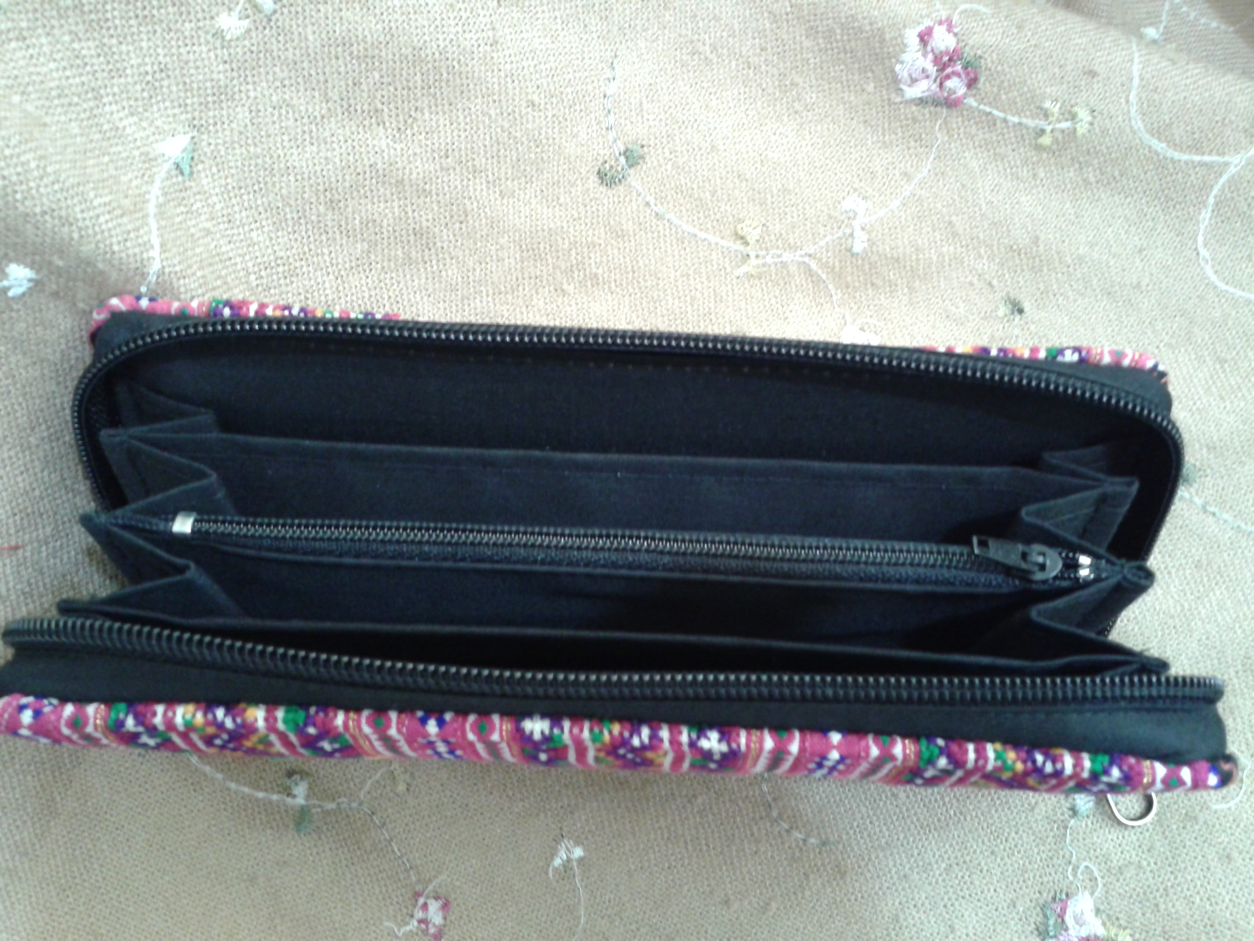 กระเป๋าใส่ธนบัตร แบบซิปโทนสีชมพู มีช่องใส่หลายช่อง