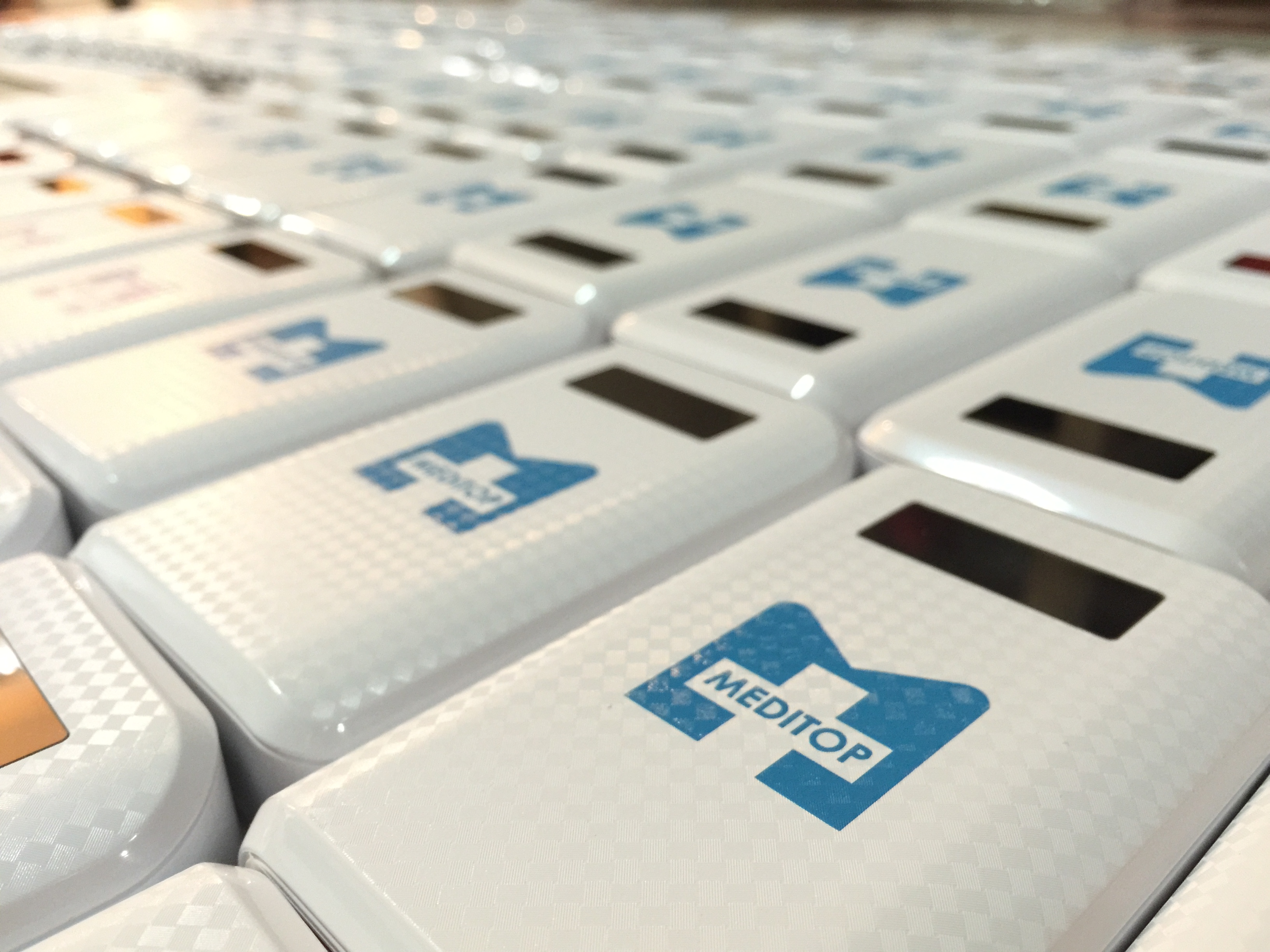 สกรีนพาวเวอร์แบงค์ MEDITOP