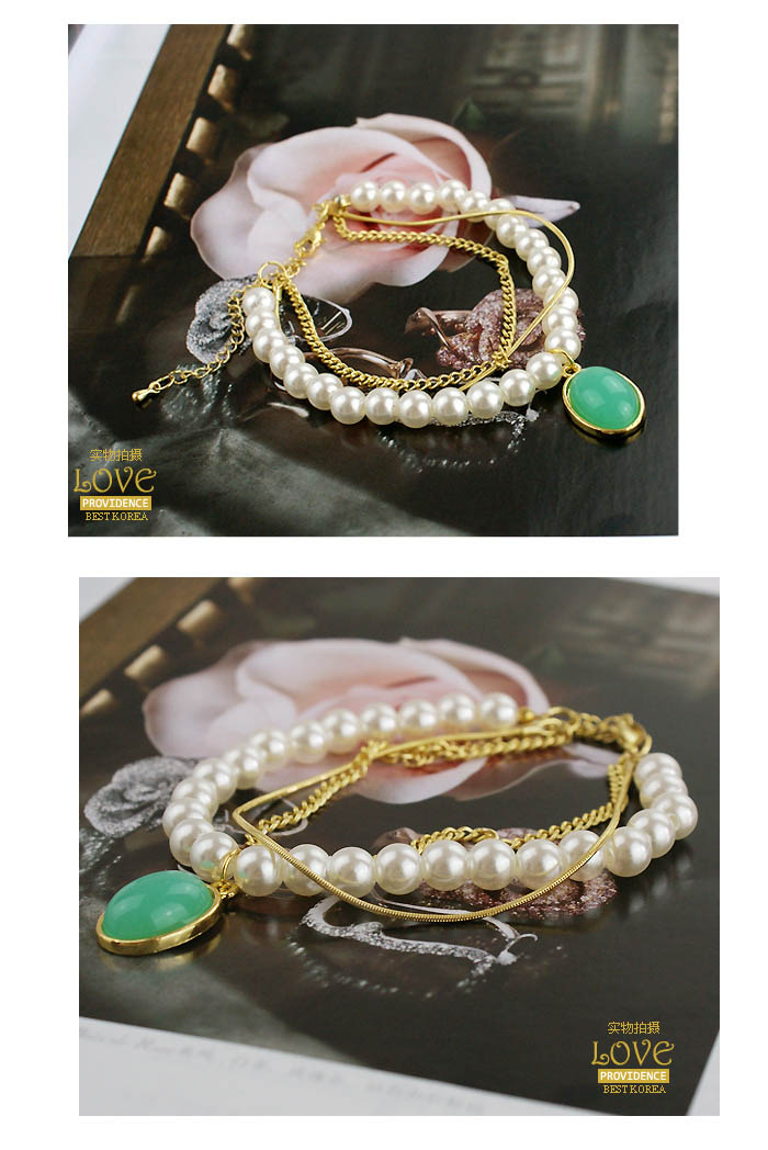 สร้อยข้อมือเกาหลี มุกสีขาวร้อยสายโซ่สีทองประดับด้วยจี้มรกต ใส่แล้วขับผิวมากค่ะ