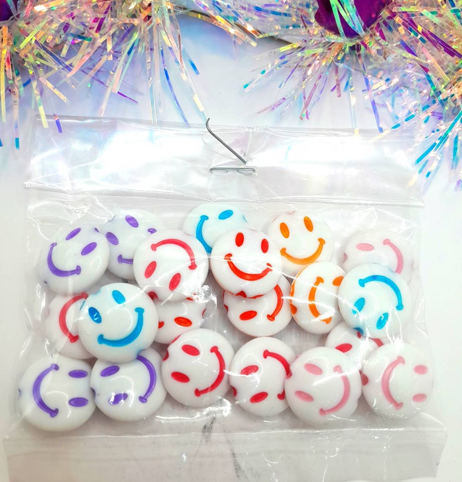 ลูกปัดแฟนซี ทรงกลมแบนหน้ายิ้ม คละสี แบบที่ 3 แพค 20฿